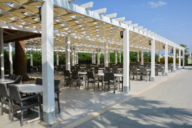 Pamucak, Efes Sahili, Kusadasi, Türkiye yakınlarında masa ve sandalyeli açık hava yaz restoranı.