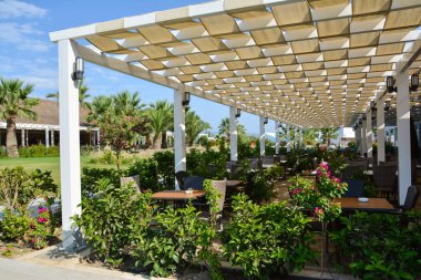 Pamucak, Efes Sahili, Kusadasi, Türkiye yakınlarında masa ve sandalyeli açık hava yaz restoranı.