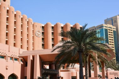 ABU DHABI, BİRLİK ARAB EMIRATES - 4 Aralık 2016: Sheraton Abu Dabi Hotel & Resort, Abu Dabi Körfezi 'ne bakan 5 yıldızlı bir tatil beldesi..