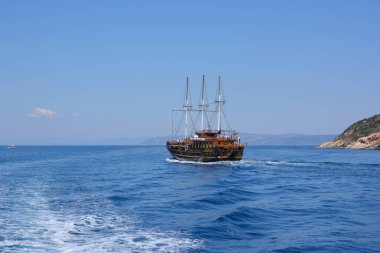 OURANOUPOLI, GREECE - 27 Mayıs 2016: Yunanistan 'ın Halkidiki kentindeki Ouranoupolis limanından Athos Dağı Manastırlarına seyahat eden tekneler.