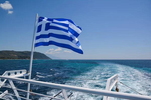 Bandera Griega Bordo Crucero Que Viaja Largo Los Monasterios Del —  Fotos de Stock