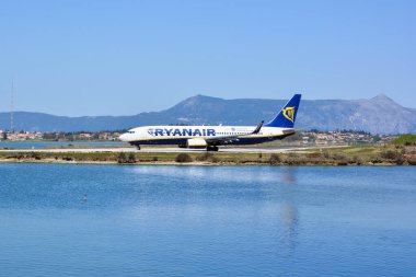 CORFU, GREECE - 8 Nisan 2018: Yunanistan 'ın Corfu Adası havaalanındaki Ryanair havayollarının modern yolcu uçağı.