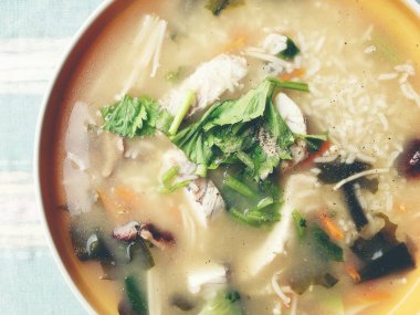 Ev yapımı pirinç çorbası ile sebze ve kral balık beyaz kase. Tay tarzında gıda.