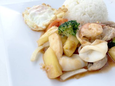 Renkli Fried karıştırın tatlı ve ekşi soslu sebze, karides ve domuz eti, meyve ve sebze beyaz arka plan üzerinde beyaz tabak içinde bir arada. Tay tarzında gıda.