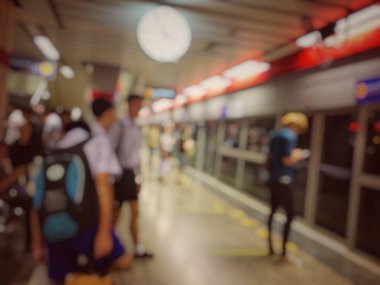 Bulanık insanlar tren istasyonunda. Seyahat kavramı