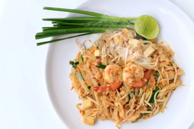 Tay tarzı noodle, tampon Tay, tavada kızartılmış Pirinç Noodle karides ile beyaz arka plan üzerinde beyaz tabakta sebze ile servis yapın. Tayland'ın ulusal ana yemek biri. Tayland popüler gıda.
