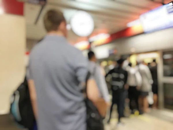 Gente Offuscata Alla Stazione Ferroviaria Concetto Viaggio — Foto Stock