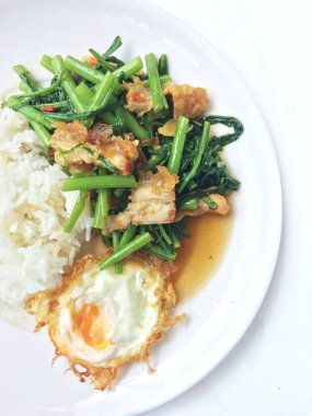 kızarmış sebze tofu karışık pirinç ve ahşap arka plan üzerinde beyaz tabak kızarmış yumurta. Vejetaryen yiyecekler, sağlıklı gıda.