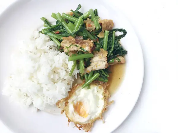 kızarmış sebze tofu karışık pirinç ve ahşap arka plan üzerinde beyaz tabak kızarmış yumurta. Vejetaryen yiyecekler, sağlıklı gıda.