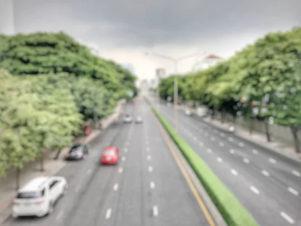 Absztrakt körkörös bokeh mozgólencse elmossa a város és az utcai fény hátterét, vagy Bokeh fény az utcai autóból éjszaka. Bangkok Expressway Thaiföld. — Stock Fotó