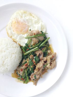 kızarmış sebze tofu karışık pirinç ve ahşap arka plan üzerinde beyaz tabak kızarmış yumurta. Vejetaryen yiyecekler, sağlıklı gıda.