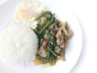 kızarmış sebze tofu karışık pirinç ve ahşap arka plan üzerinde beyaz tabak kızarmış yumurta. Vejetaryen yiyecekler, sağlıklı gıda.