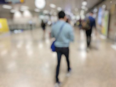 Bulanık insanlar tren istasyonunda. Seyahat kavramı