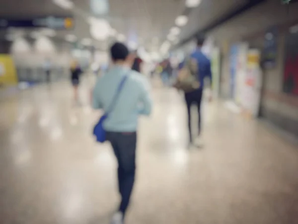 駅でぼやけている人々 旅行の概念 — ストック写真