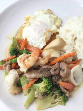 kızarmış sebze tofu karışık pirinç ve ahşap arka plan üzerinde beyaz tabak kızarmış yumurta. Vejetaryen yiyecekler, sağlıklı gıda.