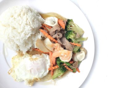 kızarmış sebze tofu karışık pirinç ve ahşap arka plan üzerinde beyaz tabak kızarmış yumurta. Vejetaryen yiyecekler, sağlıklı gıda.