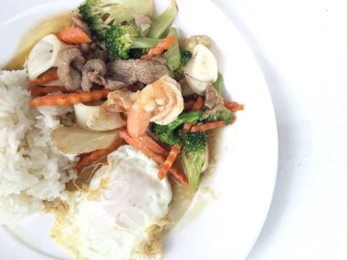 kızarmış sebze tofu karışık pirinç ve ahşap arka plan üzerinde beyaz tabak kızarmış yumurta. Vejetaryen yiyecekler, sağlıklı gıda.