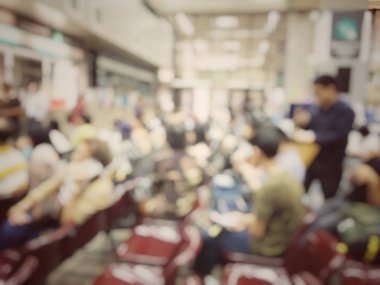 Bulanık insanlar tren istasyonunda. Seyahat kavramı