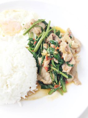 kızarmış sebze tofu karışık pirinç ve ahşap arka plan üzerinde beyaz tabak kızarmış yumurta. Vejetaryen yiyecekler, sağlıklı gıda.