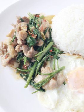 kızarmış sebze tofu karışık pirinç ve ahşap arka plan üzerinde beyaz tabak kızarmış yumurta. Vejetaryen yiyecekler, sağlıklı gıda.