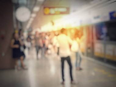 Bulanık insanlar tren istasyonunda. Seyahat kavramı