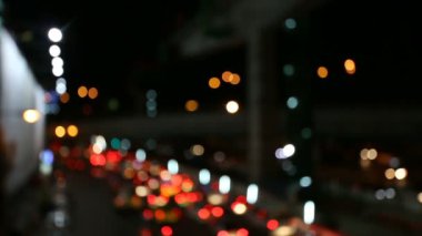 Gece yarısı sokak lambaları, inşaat sahasının olduğu büyük şehir yol manzarası bulanık yoğun sürüş saatinde yoğun araba kullanımı, megapolis şehir manzarası ve far ışıkları..