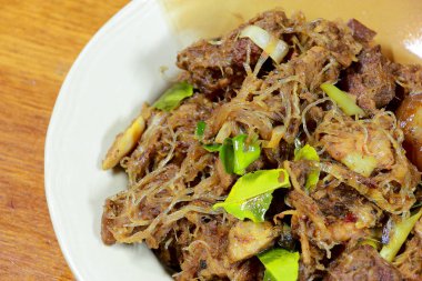 Kuzey Tayland yerel çanak Krachan Hor denilen Kuzey karışık curry ile erişte, kireç yaprak galanga, kırmızı patlıcan, limon otu, limon yaprak, Güney Afrika'da bir kabile kireç yaprak beyaz plakadır. Tayland mutfağı.