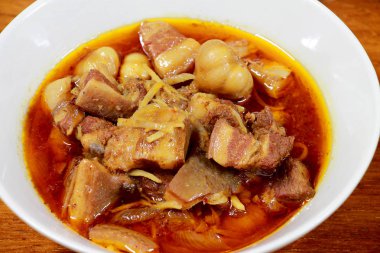 Gaaeng asmak Laeh Moo olarak adlandırılan Kuzey Tayland yerel bir Kuzey tarzı asmak yatıyordu Curry ile Tay ot, çizgili domuz eti, ahşap masa üzerinde bir kapta soğan turşusu yemektir. Tay geleneksel yerel Kuzey gıda