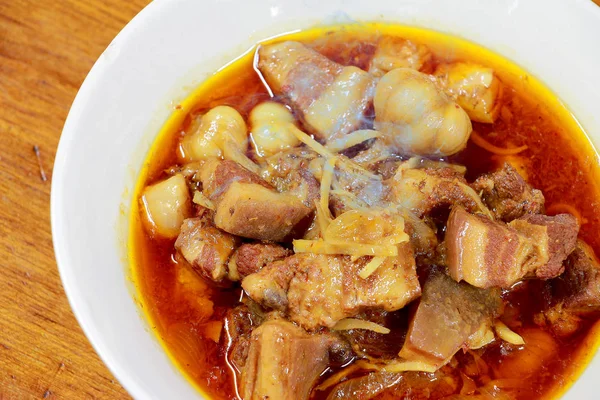 Gaaeng asmak Laeh Moo olarak adlandırılan Kuzey Tayland yerel bir Kuzey tarzı asmak yatıyordu Curry ile Tay ot, çizgili domuz eti, ahşap masa üzerinde bir kapta soğan turşusu yemektir. Tay geleneksel yerel Kuzey gıda