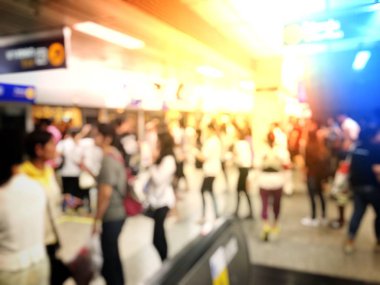 Bulanık insanlar tren istasyonunda. Seyahat kavramı