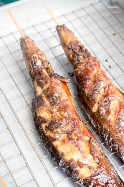 ızgara su yayın balığı ızgara yerel paslanmaz yemekleri sokak piyasada. Tay tarzında gıda.