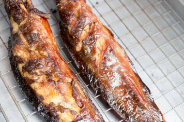 ızgara su yayın balığı ızgara yerel paslanmaz yemekleri sokak piyasada. Tay tarzında gıda.