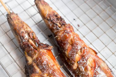 ızgara su yayın balığı ızgara yerel paslanmaz yemekleri sokak piyasada. Tay tarzında gıda.