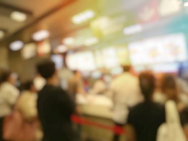 Bulanık insanlar tren istasyonunda. Seyahat kavramı