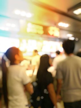 Bulanık insanlar tren istasyonunda. Seyahat kavramı