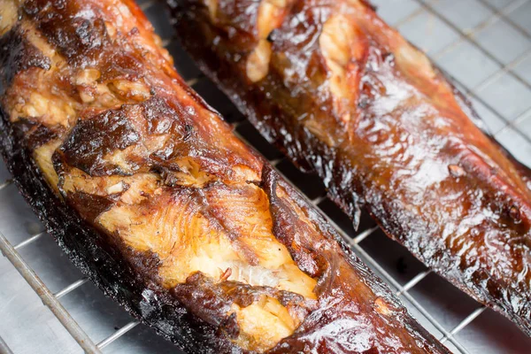 ızgara su yayın balığı ızgara yerel paslanmaz yemekleri sokak piyasada. Tay tarzında gıda.