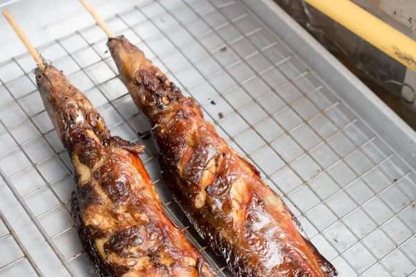 ızgara su yayın balığı ızgara yerel paslanmaz yemekleri sokak piyasada. Tay tarzında gıda.