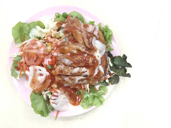 카페테리아에서 배경으로 접시에 구운된 닭고기와 샐러드 — 스톡 사진