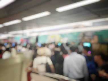 Bulanık insanlar tren istasyonunda. Seyahat kavramı