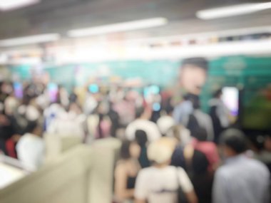 Bulanık insanlar tren istasyonunda. Seyahat kavramı