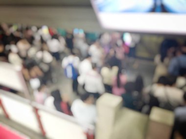 Bulanık insanlar tren istasyonunda. Seyahat kavramı