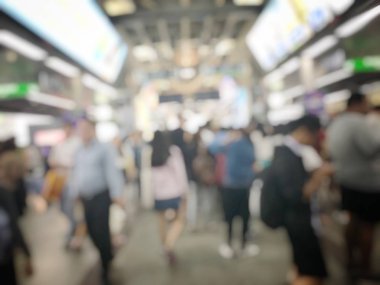 Bulanık insanlar tren istasyonunda. Seyahat kavramı