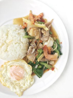 kızarmış sebze tofu karışık pirinç ve ahşap arka plan üzerinde beyaz tabak kızarmış yumurta. Vejetaryen yiyecekler, sağlıklı gıda.