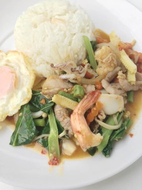 kızarmış sebze tofu karışık pirinç ve ahşap arka plan üzerinde beyaz tabak kızarmış yumurta. Vejetaryen yiyecekler, sağlıklı gıda.