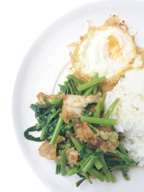 kızarmış sebze tofu karışık pirinç ve ahşap arka plan üzerinde beyaz tabak kızarmış yumurta. Vejetaryen yiyecekler, sağlıklı gıda.