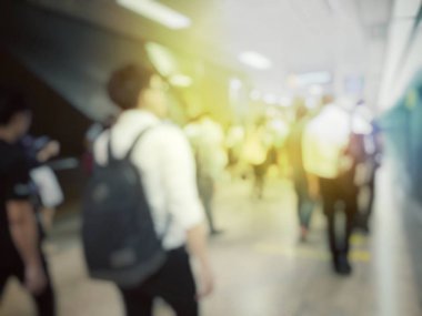 Bulanık insanlar tren istasyonunda. Seyahat kavramı