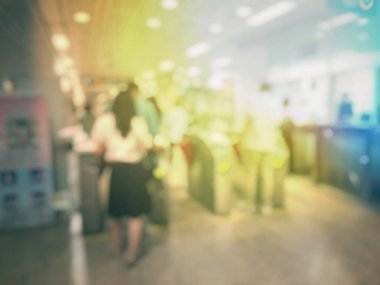 Bulanık insanlar tren istasyonunda. Seyahat kavramı