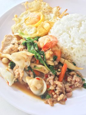 kızarmış sebze tofu karışık pirinç ve ahşap arka plan üzerinde beyaz tabak kızarmış yumurta. Vejetaryen yiyecekler, sağlıklı gıda.