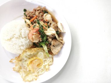 kızarmış sebze tofu karışık pirinç ve ahşap arka plan üzerinde beyaz tabak kızarmış yumurta. Vejetaryen yiyecekler, sağlıklı gıda.