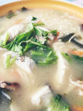 Ev yapımı pirinç çorbası ile sebze ve kral balık beyaz kase. Tay tarzında gıda.